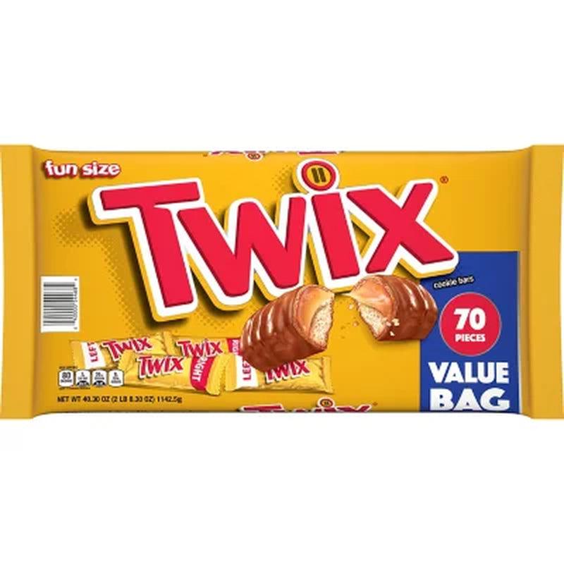 Twix Caramel Chocolate Cookie Bulk Halloween Candy Bars (40.3 Oz., 70 Ct.)